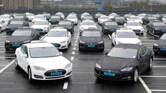 amsterdam letiště Schiphol elektromobily Tesla Model S taxi