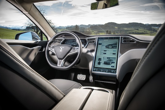 auto elektromobil Tesla Model S cena dojezd