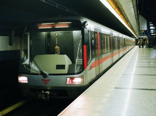 auto Praha metro vůz stanice Českomoravská dopravní podnik hlavního města Prahy
