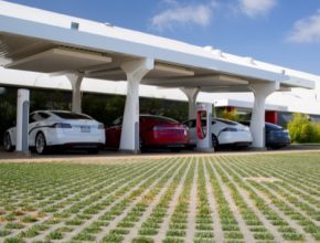 Elektromobily Tesla Model S se dobíjejí u rychlodobíjecích stanic Supercharger