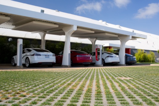 Elektromobily Tesla Model S se dobíjejí u rychlodobíjecích stanic Supercharger