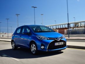 auto Toyota Yaris Hybrid 2014