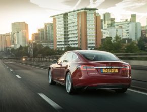 auto elektromobil Tesla Model S Evropa silnice město elektroauto