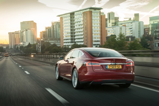 auto elektromobil Tesla Model S Evropa silnice město elektroauto