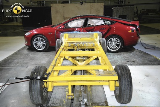 auto elektromobil Tesla Model S crashtest 