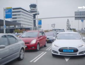 auto elektromobily Tesla Model S Amsterdam letiště Schiphol taxi