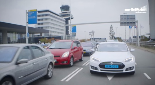 auto elektromobily Tesla Model S Amsterdam letiště Schiphol taxi