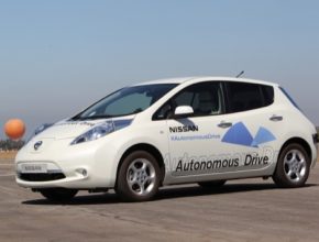 auto elektromobil Nissan Leaf robotické autonomní auto