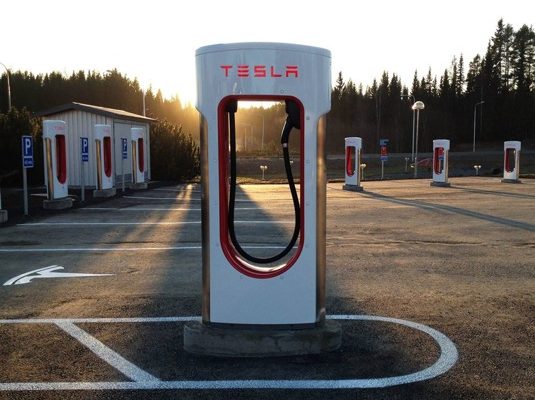 auto rychlo-dobijeci stanice Tesla Supercharger stojan