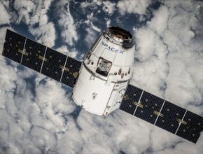 auto SpaceX vesmírný modul Dragon