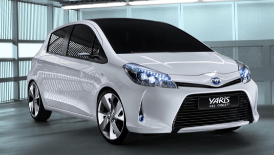 auto Toyota Yaris HSD koncept hybrid