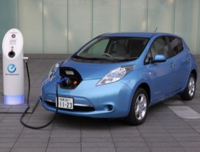 auto elektromobil Nissan Leaf dobíjecí stanice dobíječka
