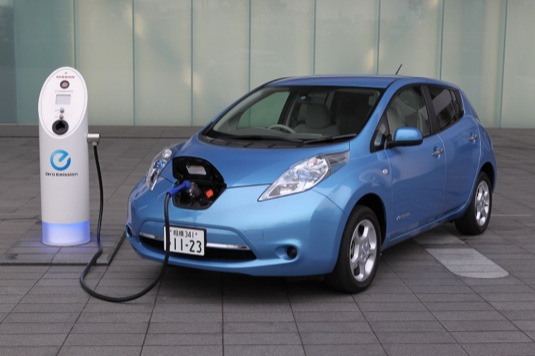 auto elektromobil Nissan Leaf dobíjecí stanice dobíječka