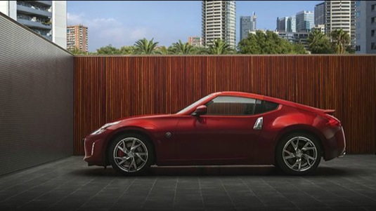 auto Nissan 370Z sportovní auto sporťák