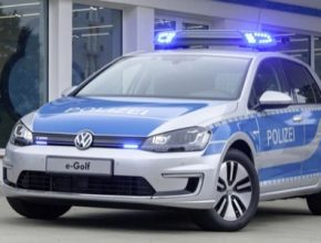 auto elektromobil Volkswagen e-Golf policie