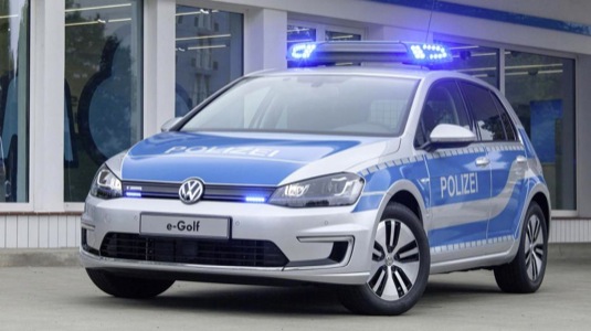 auto elektromobil Volkswagen e-Golf policie