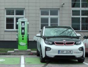 auto rychlonabíjecí stanice rychlodobíječka Mladá Boleslav ČEZ elektromobil BMW i3