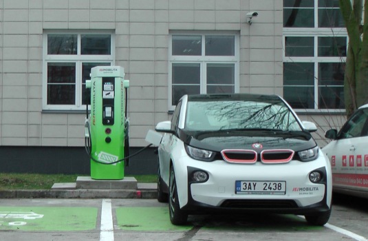 auto rychlonabíjecí stanice rychlodobíječka Mladá Boleslav ČEZ elektromobil BMW i3