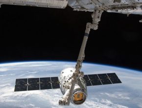 auto SpaceX vesmírná loď Dragon u Mezinárodní vesmírné stanice ISS