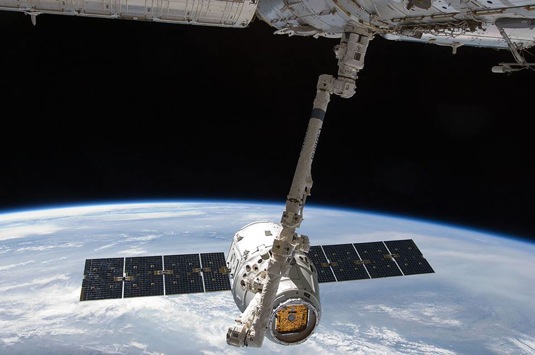 auto SpaceX vesmírná loď Dragon u Mezinárodní vesmírné stanice ISS