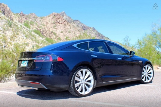 auto elektromobil Tesla Model S jako hotel