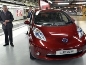 Princ z Walesu obhlíží elektromobil Nissan Leaf v britské továrně Sunderland