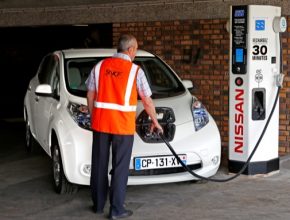 auto dobíjecí stanice Nissan Leaf elektromobil dobíjení auto