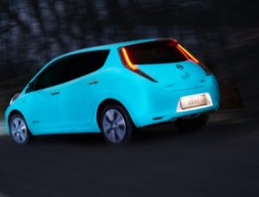 auto elektromobil Nissan Leaf svítící autolak auto v noci