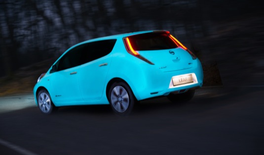 auto elektromobil Nissan Leaf svítící autolak auto v noci
