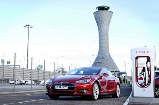 auto elektromobil Tesla Model S rychlodobíjecí stanice supercharger