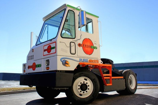auto Orange EV elektromobil elektrický truck tahač letiště