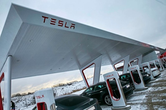 auto elektromobily Tesla Model S rychlo-dobíjecí stanice Supercharger Koge Kodaň Dánsko