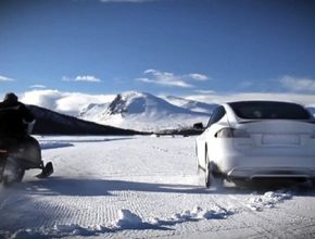 auto elektromobil tesla Model S P85D vs. sněžný skútr