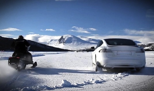 auto elektromobil tesla Model S P85D vs. sněžný skútr