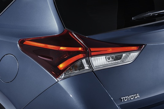 jeden z klíčových modelů nižší střední třídy od Toyoty je nyní stylovější a nabízí nové motory