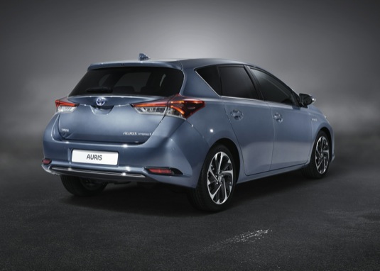eden z klíčových modelů nižší střední třídy od Toyoty je nyní stylovější a nabízí nové motory