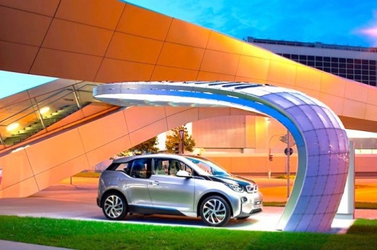 auto elektromobil BMW i3 a solární dobíjecí stanice