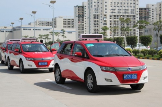auto Šen-Čen elektromobily BYD e6 taxi