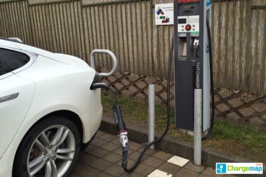 auto elektromobil Tesla Model S dobíjení s redukcí CHAdeMO