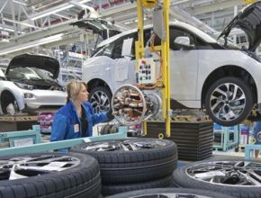 Výroba elektromobilu BMW i3 v továrně v Lipsku