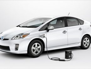 auto Toyota Prius plug-in hybrid auto do zásuvky