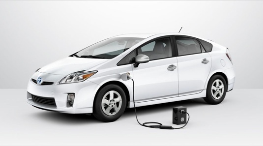 auto Toyota Prius plug-in hybrid auto do zásuvky