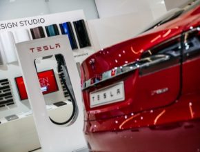 auto elektromobil Tesla Model S rychlodobíjecí stanice SUpercharger