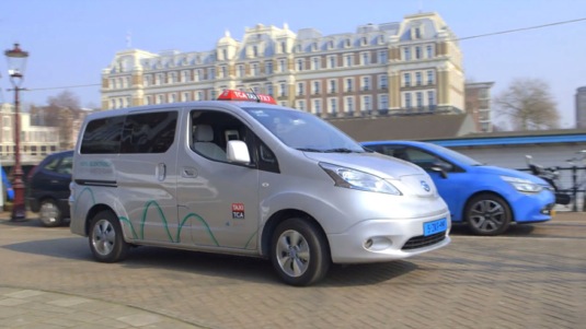 Elektromobil Nissan e-NV200, malá elektrická dodávka, byl vyvíjen mimo jiné i s tím, že by měl sloužit jako taxi ve světových metropolích