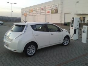 auto elektromobil Nissan Leaf u rychlonabíječky