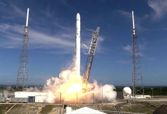 auto vesmírná raketa SpaceX startuje ve směru Mezinárodní vesmírná stanice