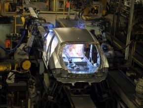 auto elektromobily výroba Nissan Leaf továrna roboti