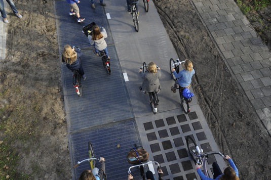 auto solární cyklostezka silnice Nizozemsko Krommenie