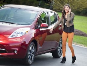 auto Nissan Leaf elektromobil dívka