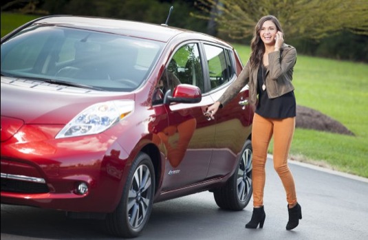 auto Nissan Leaf elektromobil dívka